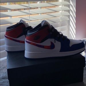 Air Jordan 1 Mid SE. 6 kids = 7.5 women’s